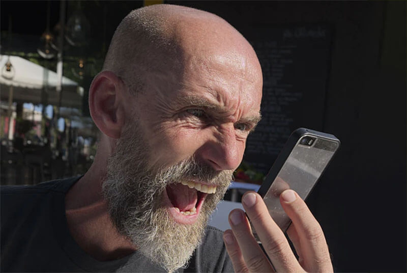Se o seu smartphone está lento, não é inteiramente culpa dele!