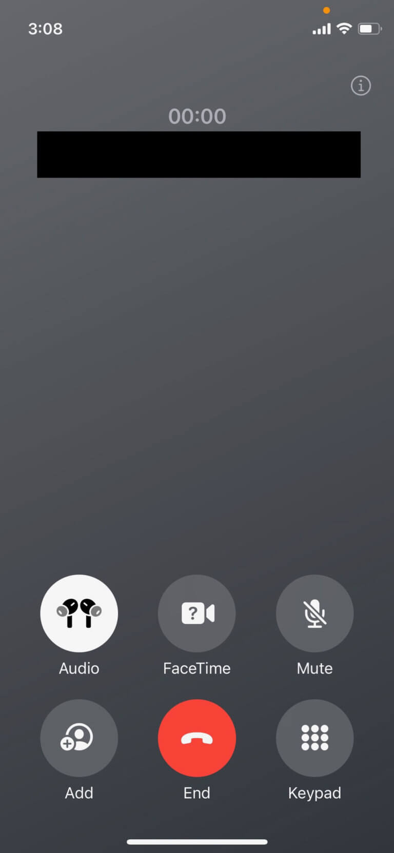 O ecrã de chamada no iOS 17 developer beta 6. O botão para terminar a chamada está agora no meio da linha inferior.