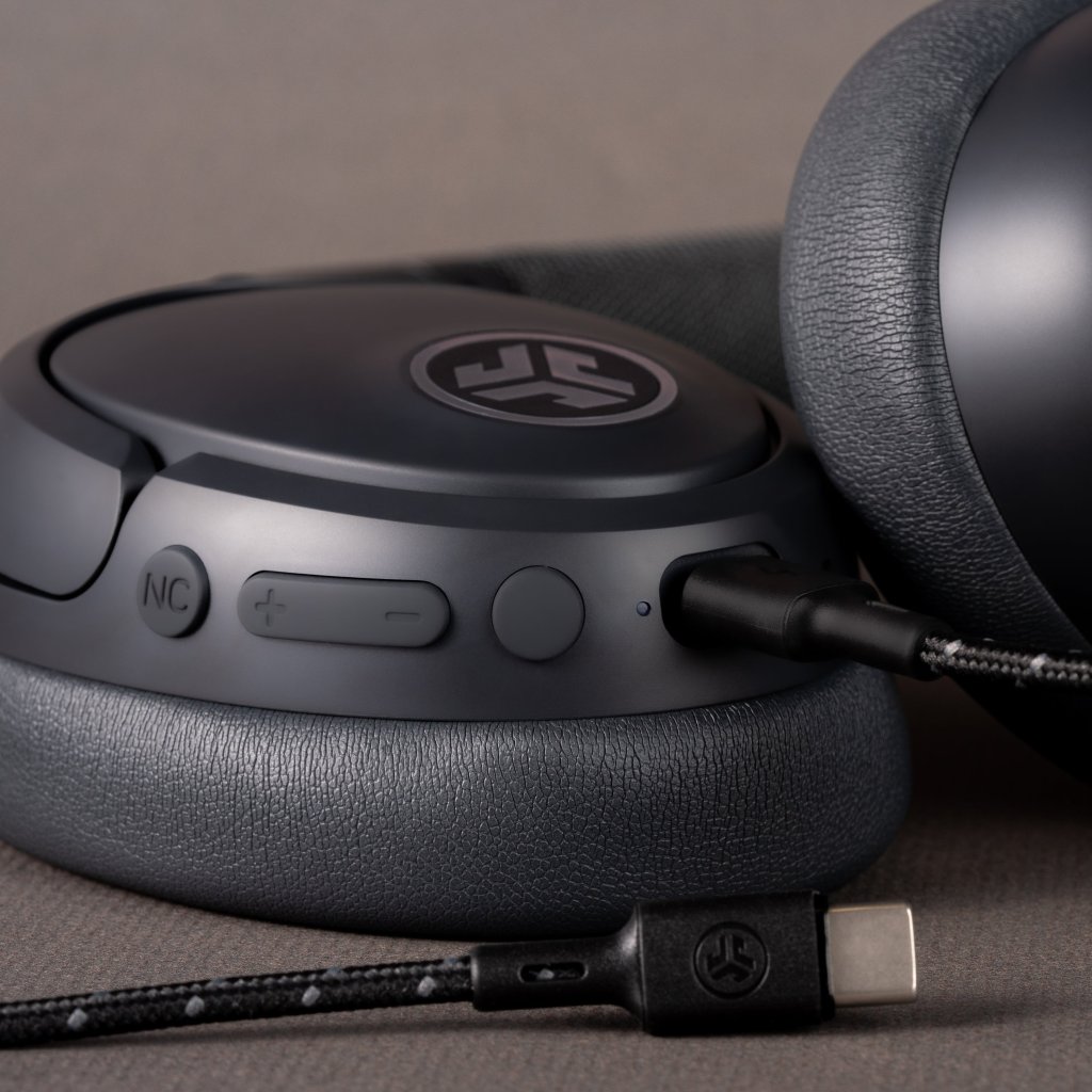 JLab-JBuds_LUX-Studio-3000-28_USBCPort_fc98c2bf-8d1e-45e4-8b4e-0f006f59db98