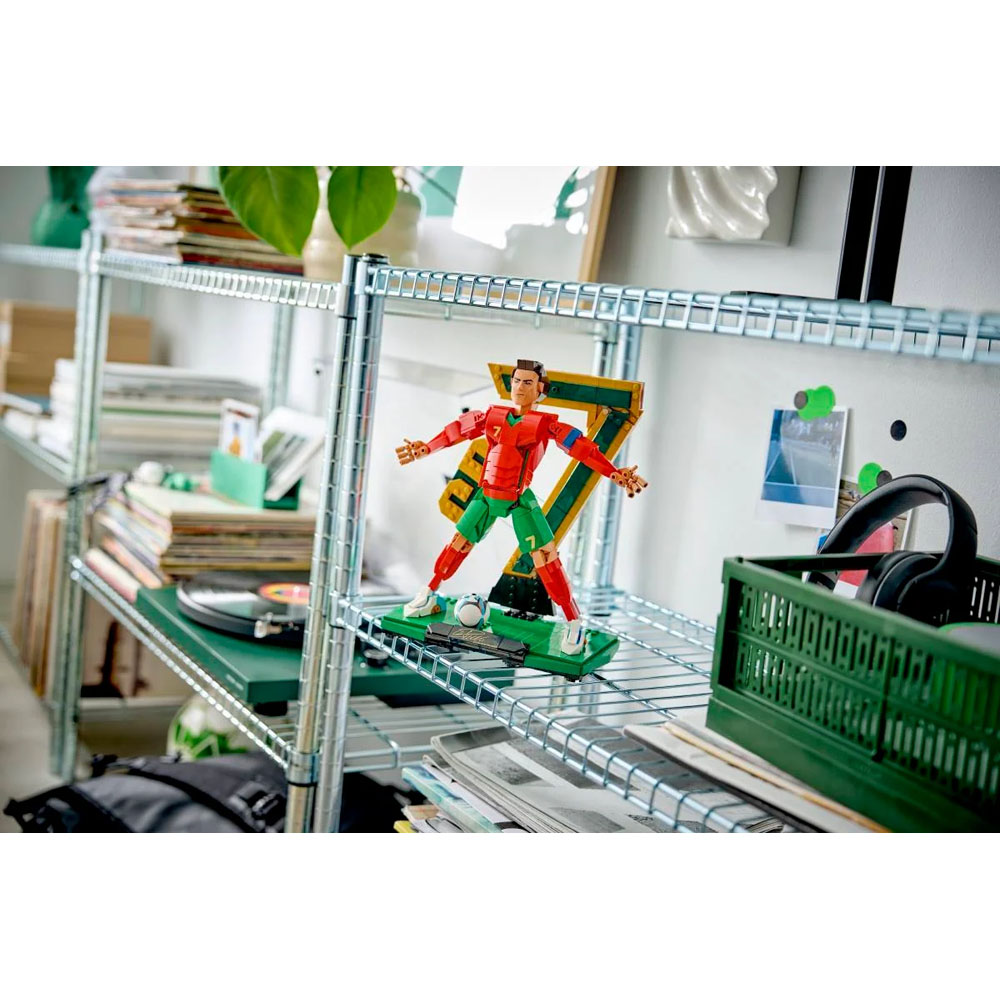 LEGO Editions Football: Cristiano Ronaldo – Lenda do Futebol | Idades 12+ | 854 Peças | Item 43016