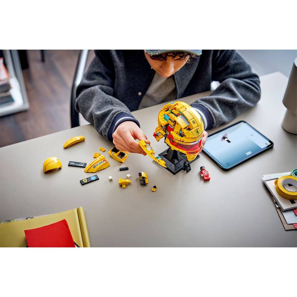 LEGO Editions F1: Capacete Scuderia Ferrari HP de Lewis Hamilton