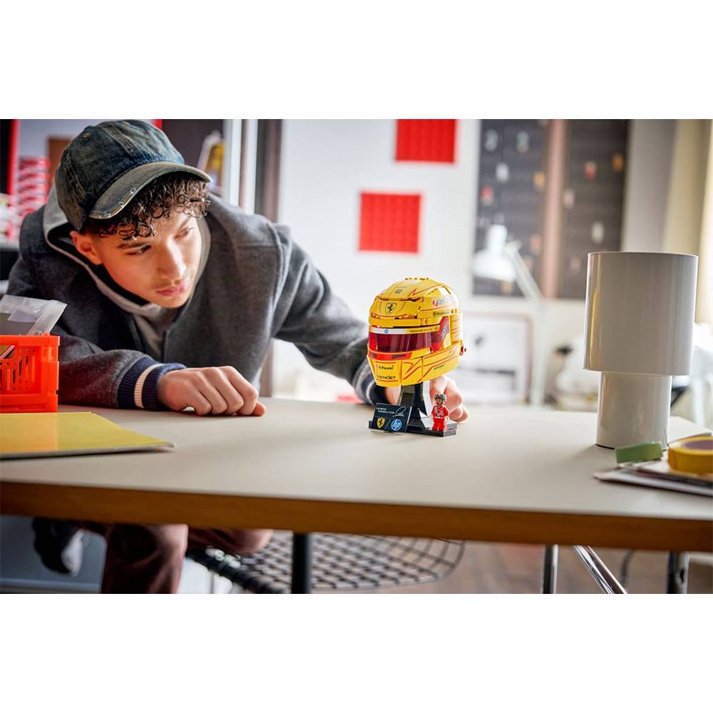 LEGO Editions F1: Capacete Scuderia Ferrari HP de Lewis Hamilton